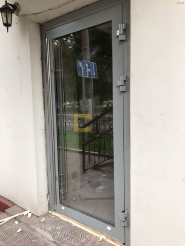 алюминиевая дверь в офис